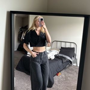 Cropped black button shirt
